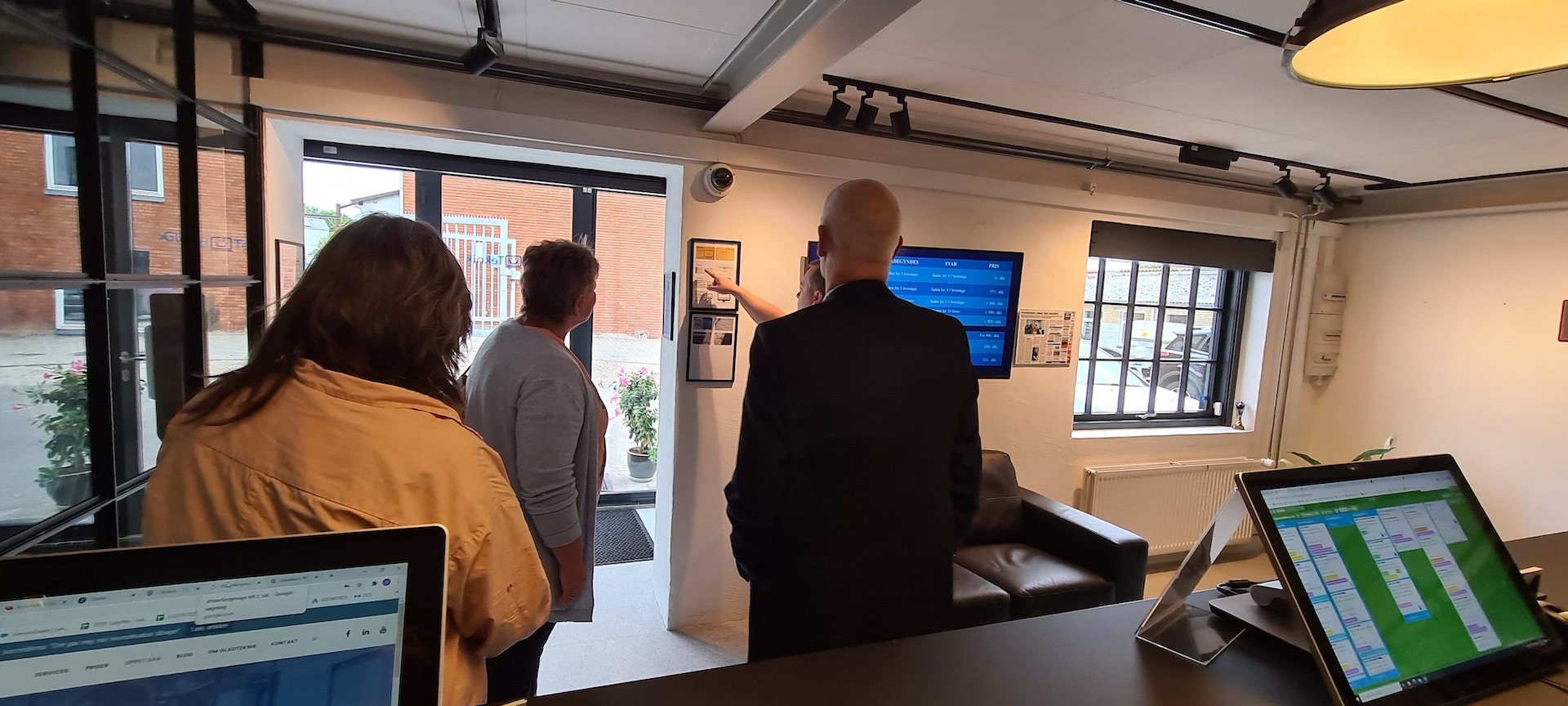 Hvidovre borgmester og kommunaldirektør på besøg hos GladTeknik 10 Hvidovre borgmester og kommunaldirektør på besøg hos GladTeknik 10