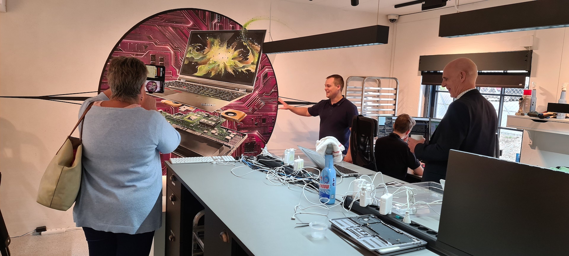 Hvidovre borgmester og kommunaldirektør på besøg hos GladTeknik 14 Hvidovre borgmester og kommunaldirektør på besøg hos GladTeknik 14