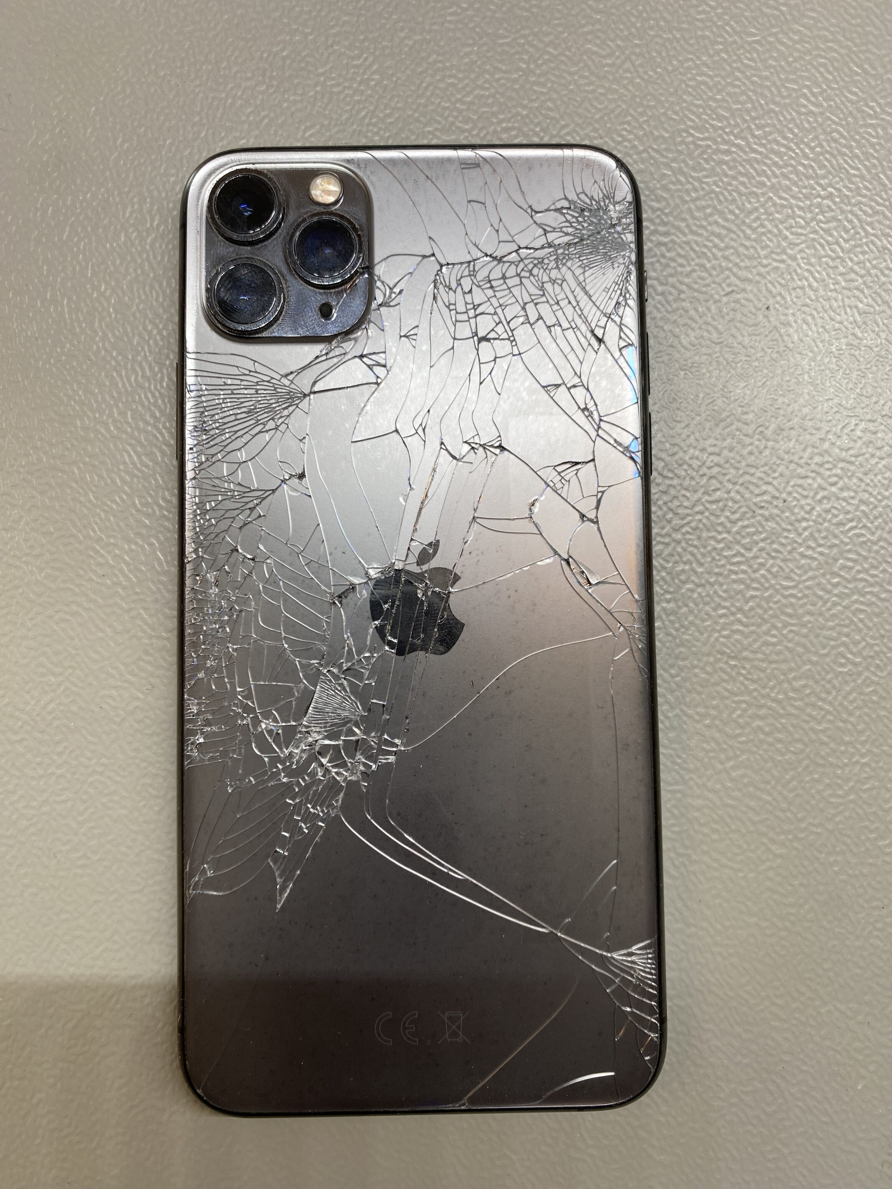 ødelagt bagglas iphone